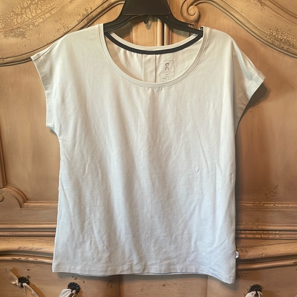 On Cloud t shirt